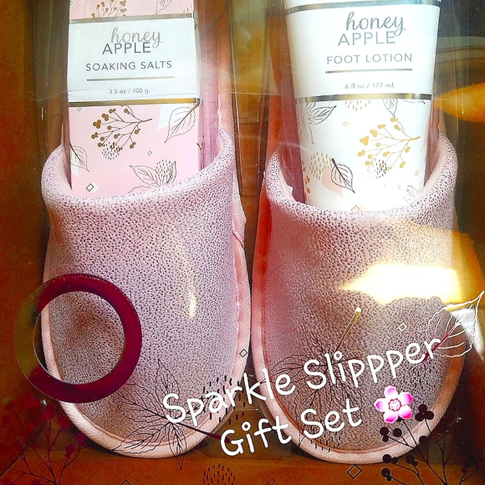Slipper Set (New) - Picture 2 of 7